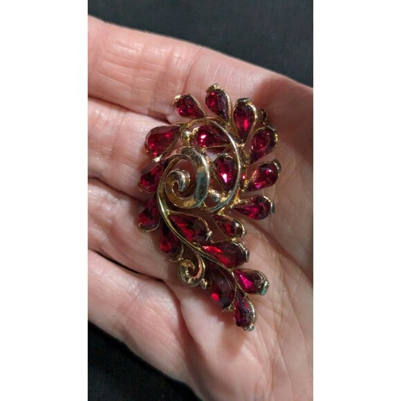 Vintage Crown Trifari  Brooch With Red Rhinestones Floral Swirl Design 2 Inches - Picture 3 of 7